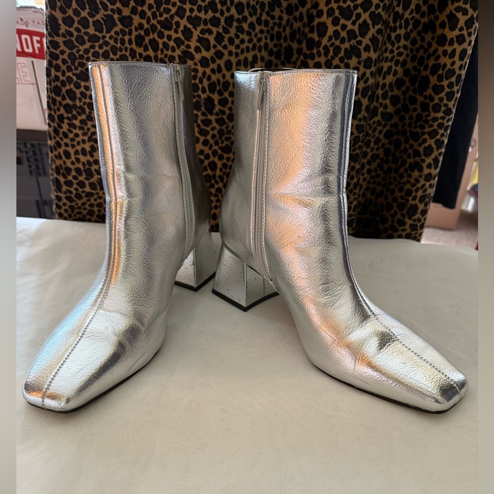 Chinese laundry dreamy silver Women's Ankle Boots